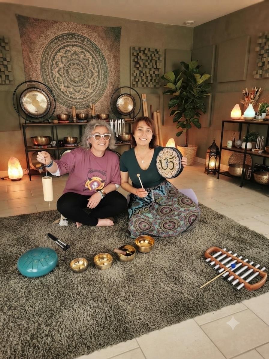 Derya et Oksana, cofondatrices de Sanarya, assises dans un studio de sonothérapie avec bols chantants, gong et accessoires de yoga